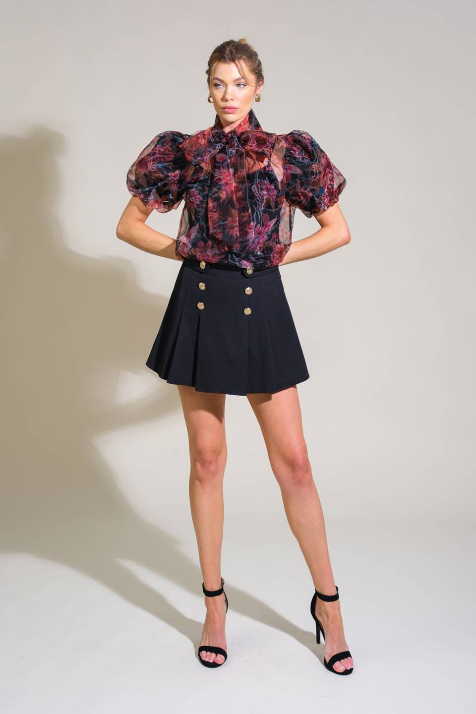 TOP TEJIDO FLORAL SERENITY JUNTO AL MAR