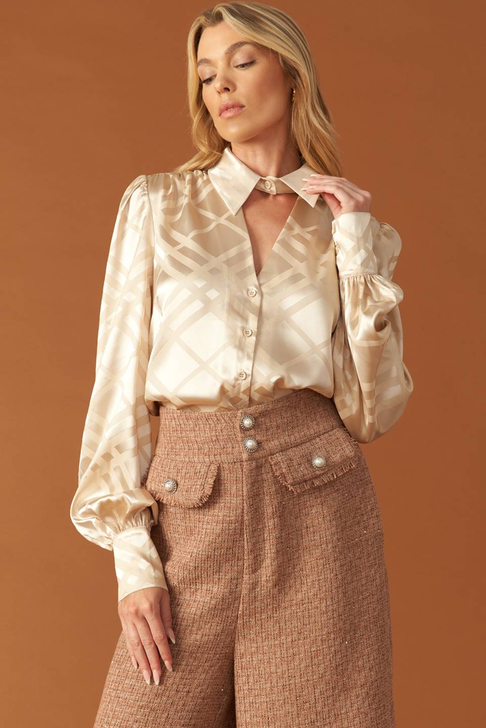 BLUSA DE CETIM TECIDO DA ARTE DO EQUILÍBRIO