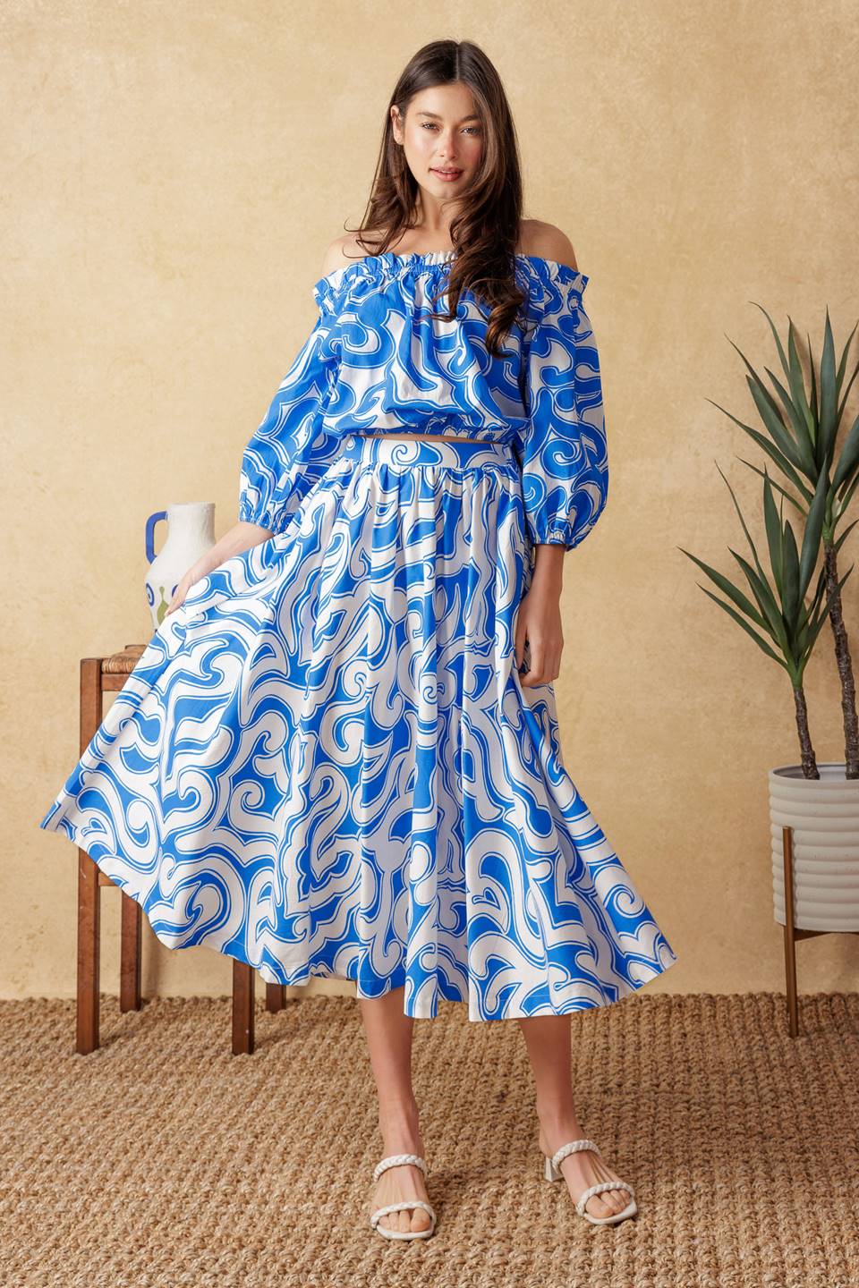 Conjunto Sunset Sashay Azul, composto por blusa e saia.