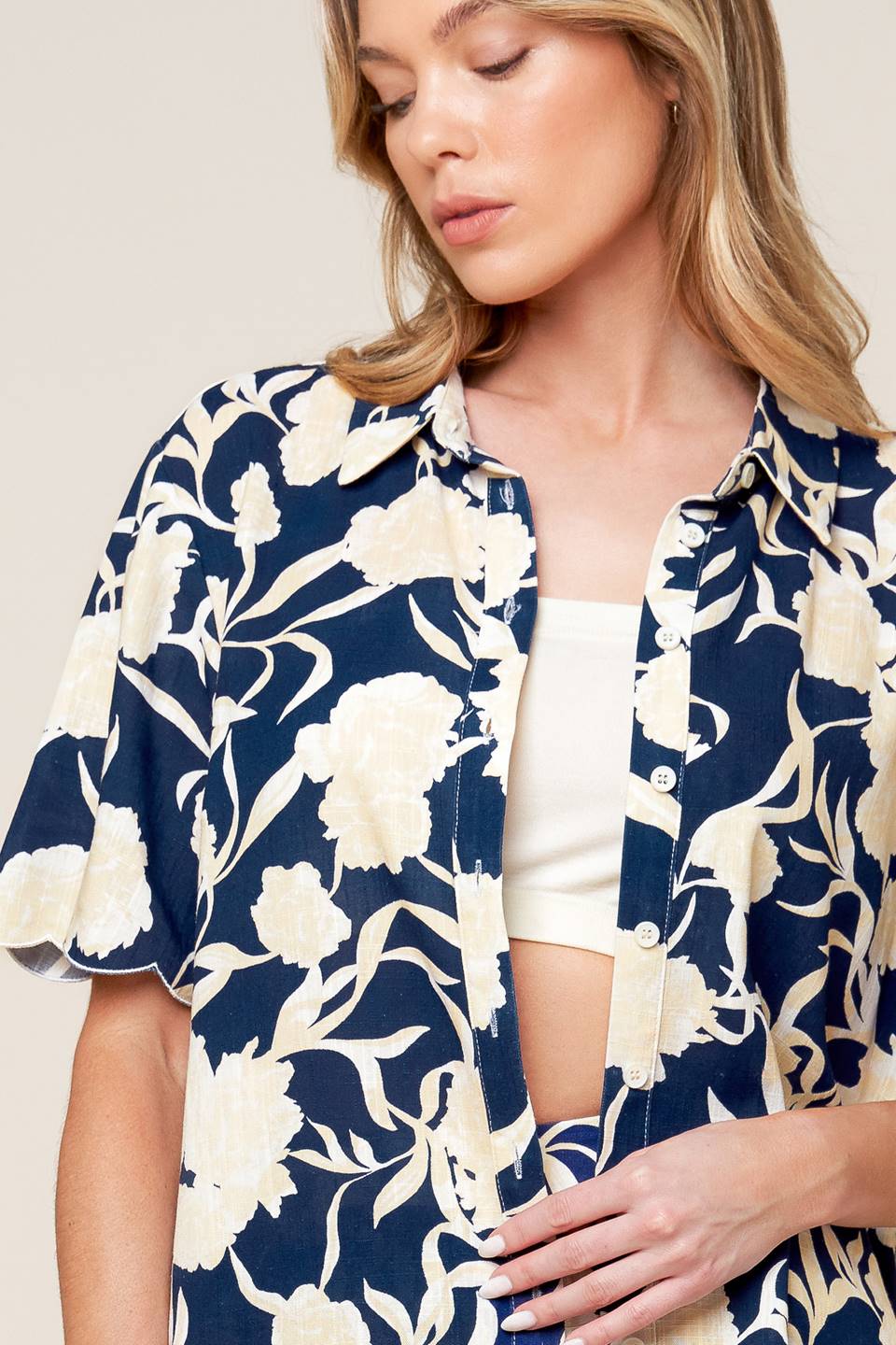 Conjunto Slow Mornings, composto por top e shorts em tecido azul-marinho.