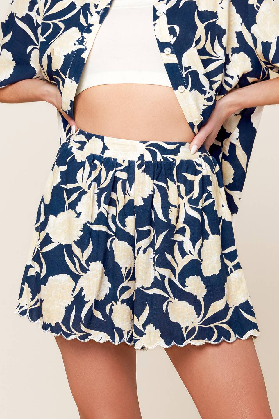 Conjunto Slow Mornings, composto por top e shorts em tecido azul-marinho.