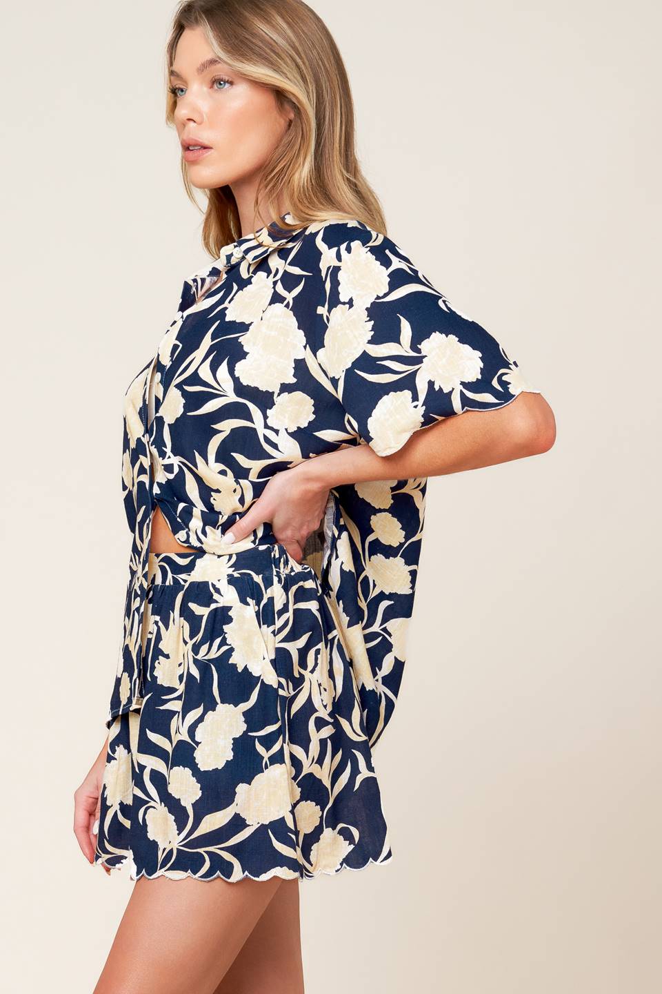 Conjunto Slow Mornings, composto por top e shorts em tecido azul-marinho.