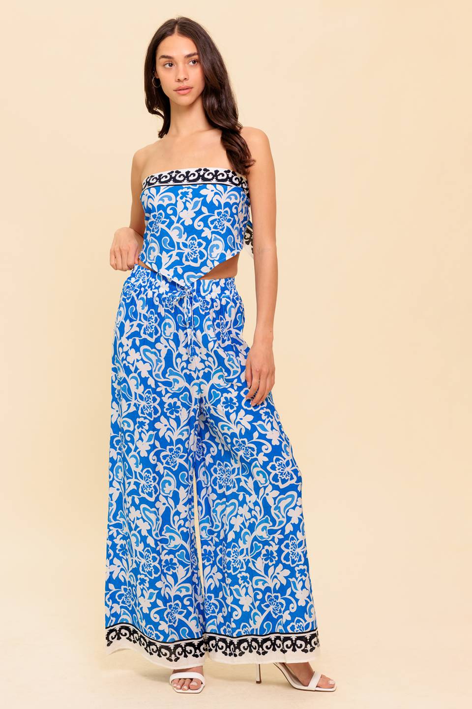 Conjunto de blusa e calça em tecido plano que inspira.