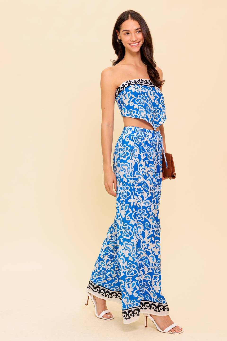 Conjunto de blusa e calça em tecido plano que inspira.