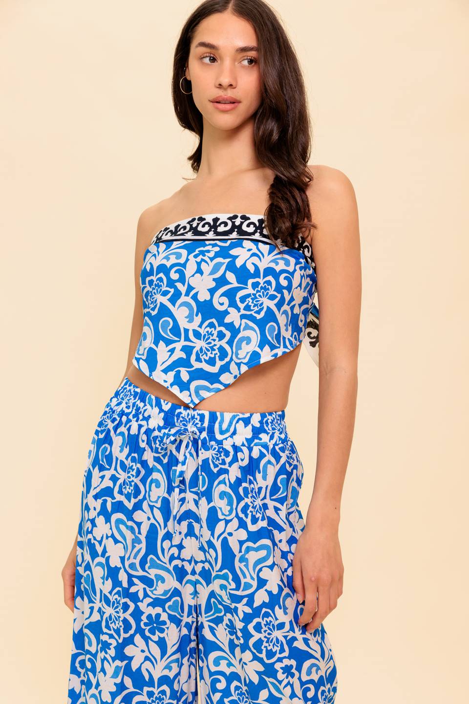 Conjunto de blusa e calça em tecido plano que inspira.