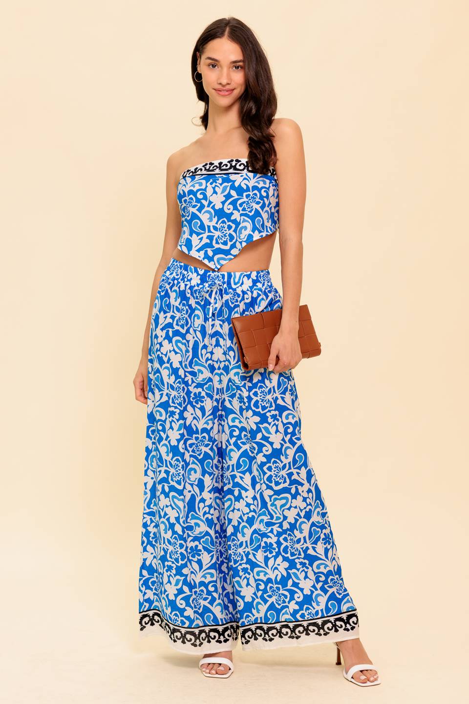 Conjunto de blusa e calça em tecido plano que inspira.