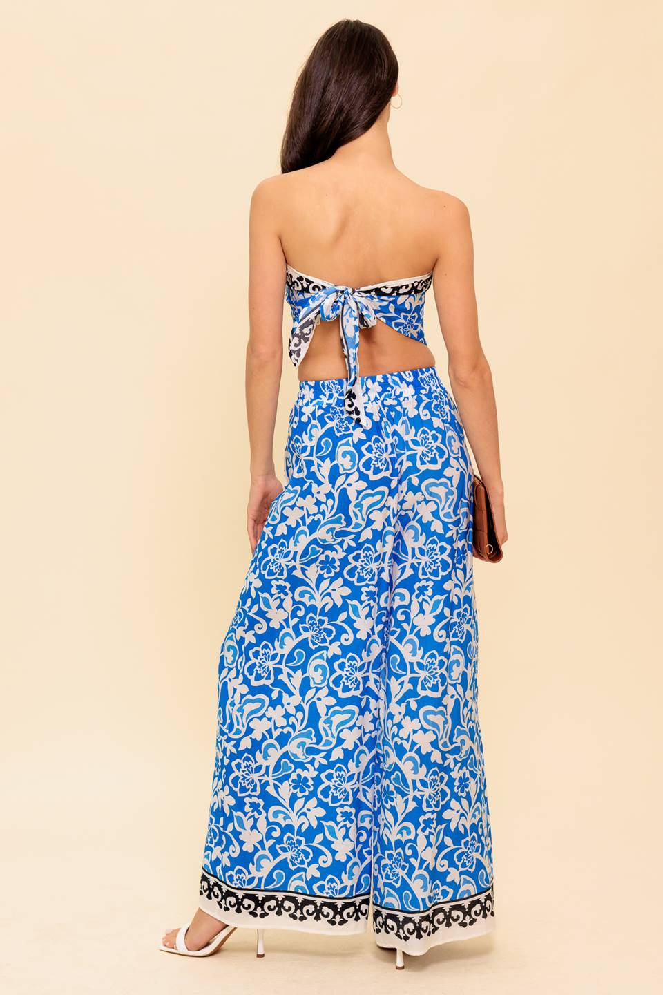 Conjunto de blusa e calça em tecido plano que inspira.