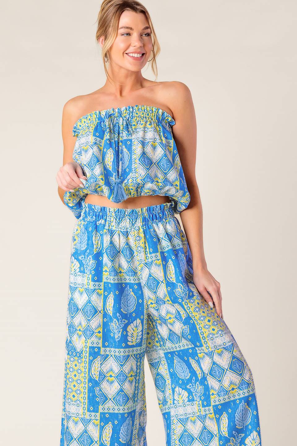 Conjunto de blusa e calça de tecido plano "Vamos Sair da Cidade"