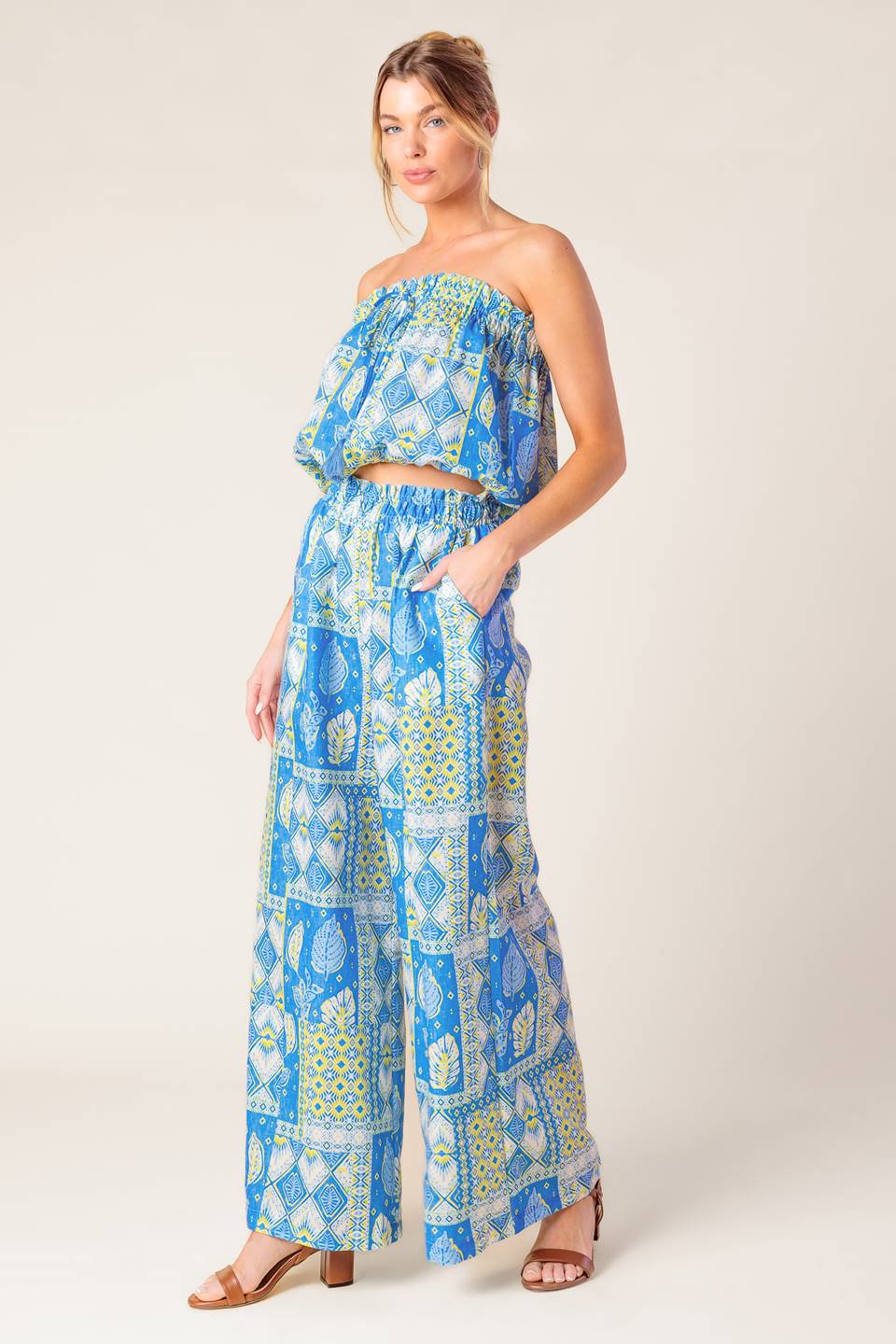 Conjunto de blusa e calça de tecido plano "Vamos Sair da Cidade"