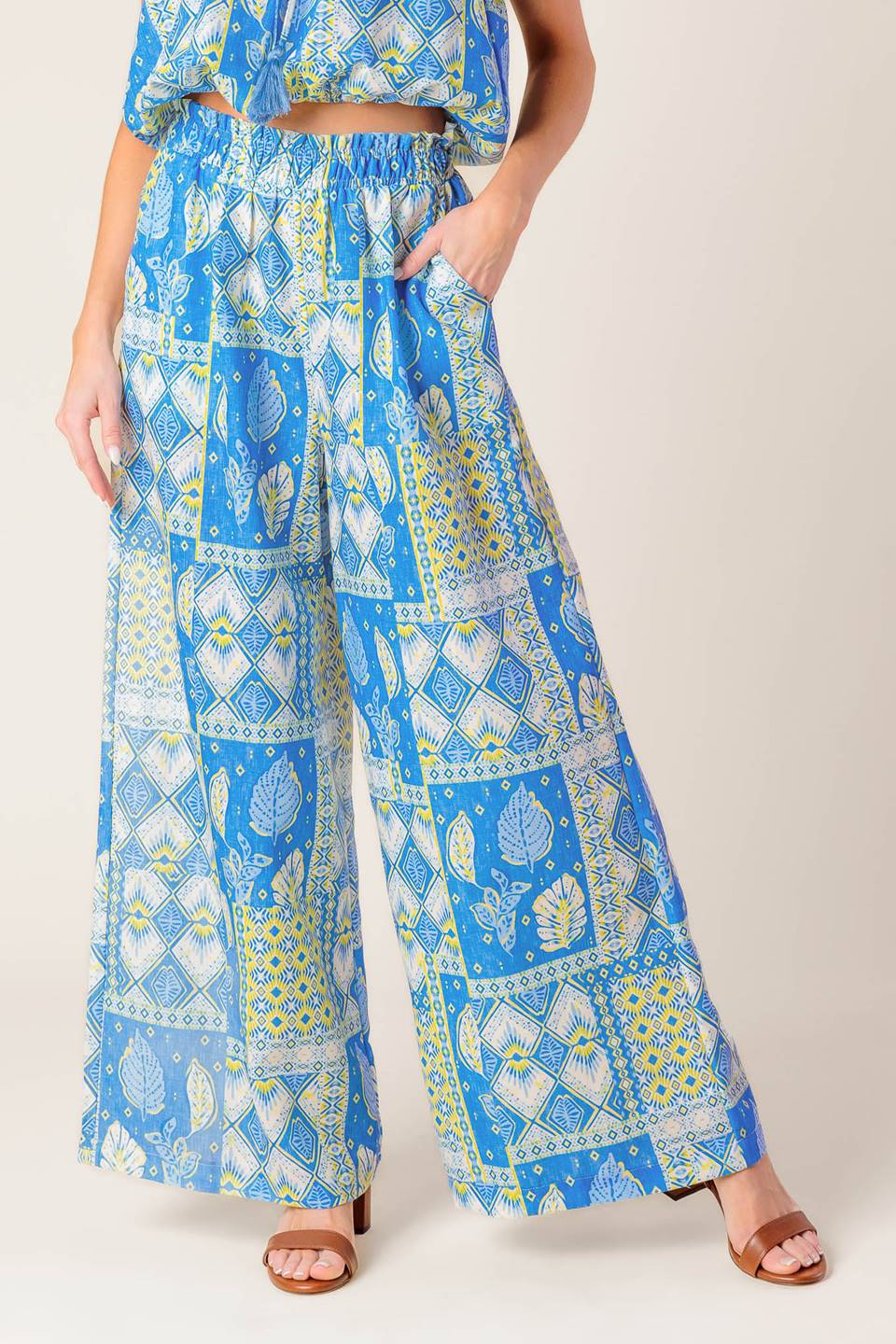 Conjunto de blusa e calça de tecido plano "Vamos Sair da Cidade"