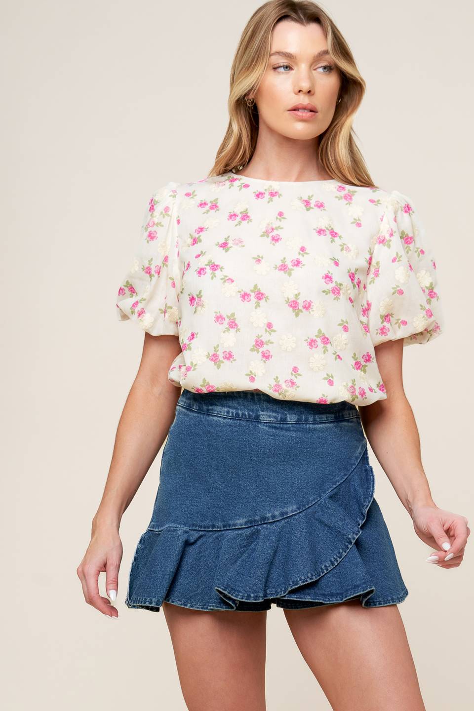 Vou pensar em uma blusa de tecido creme.