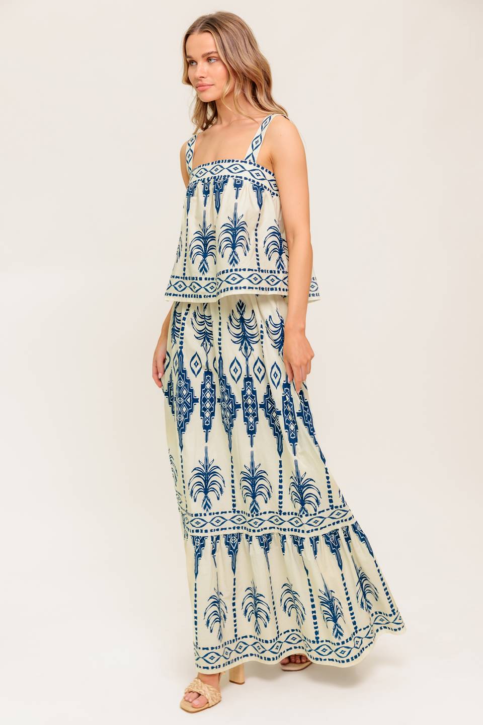 Conjunto de blusa e saia em tecido floral ritmo