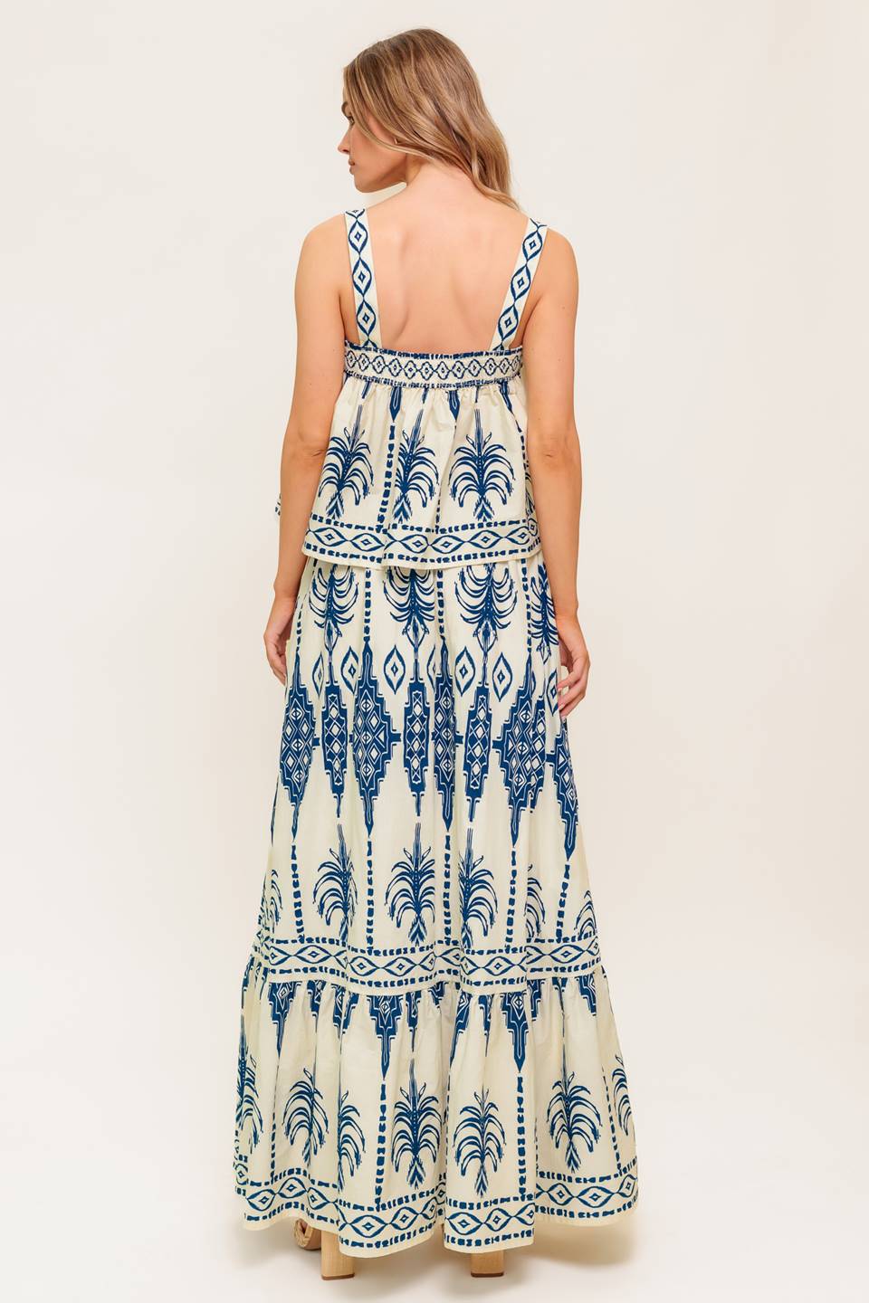 Conjunto de blusa e saia em tecido floral ritmo