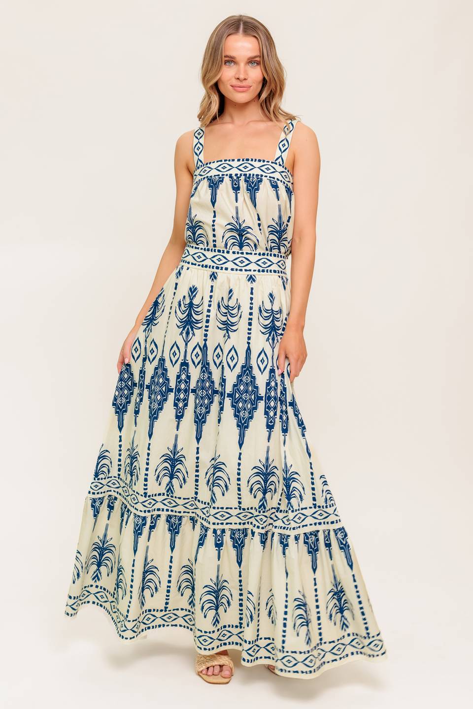 Conjunto de blusa e saia em tecido floral ritmo