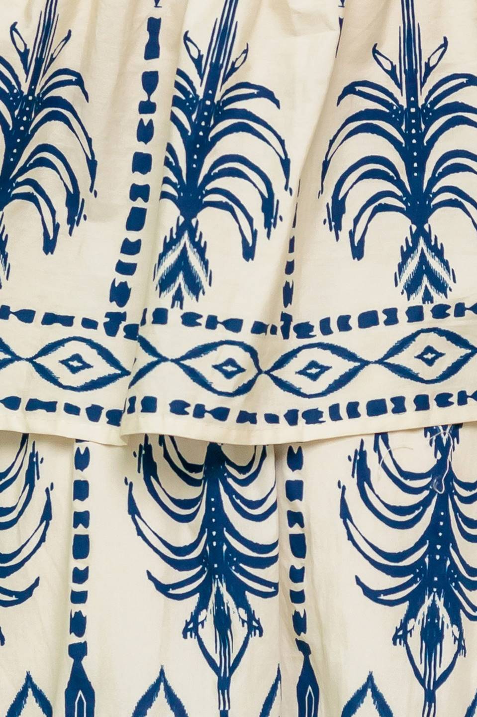 Conjunto de blusa e saia em tecido floral ritmo