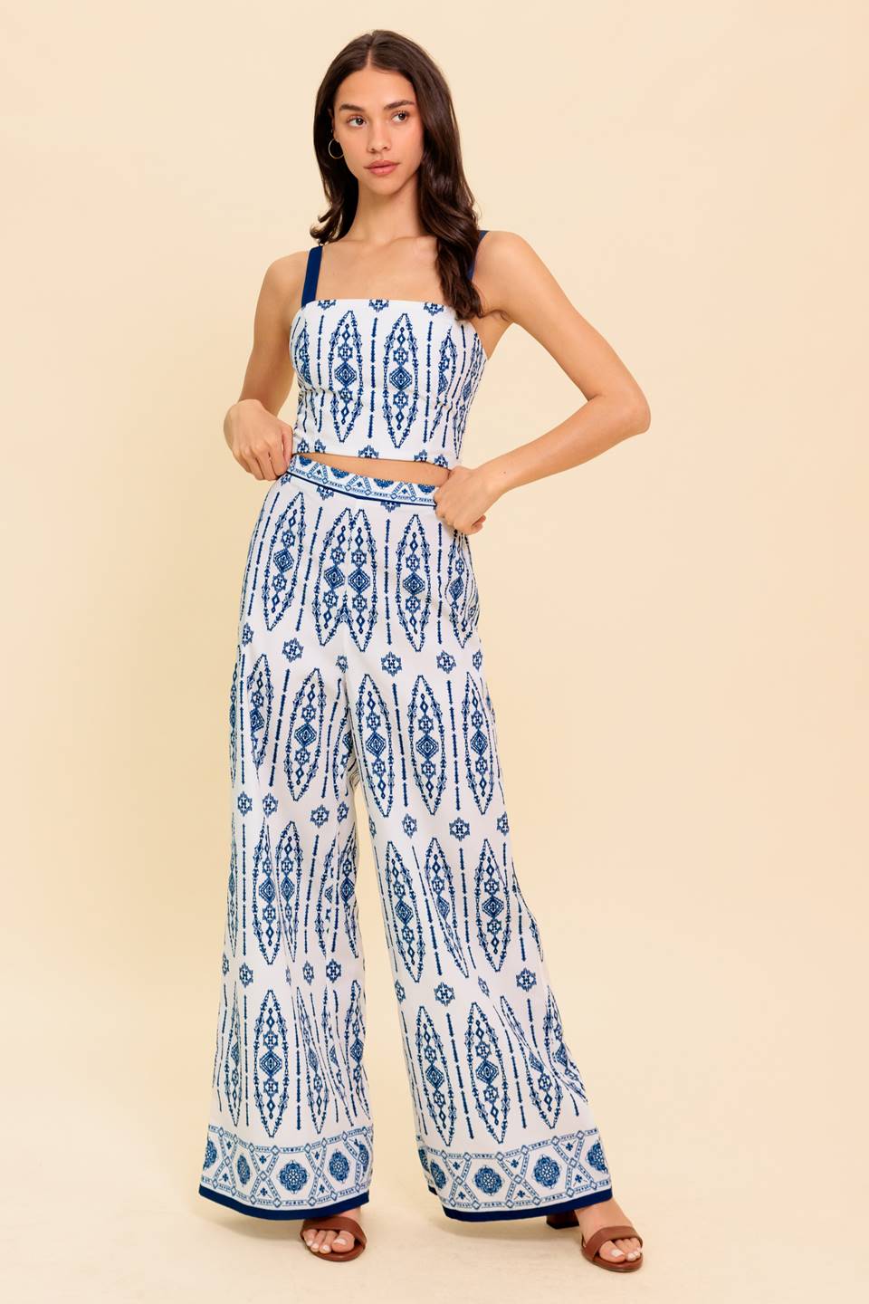 Conjunto de blusa e calça em tecido azul-marinho com abordagem moderna