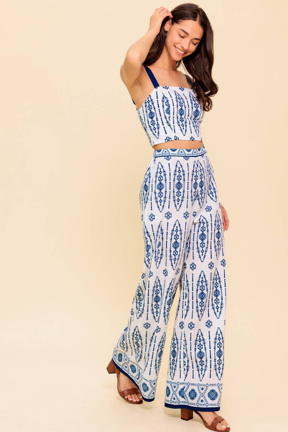 Conjunto de blusa e calça em tecido azul-marinho com abordagem moderna