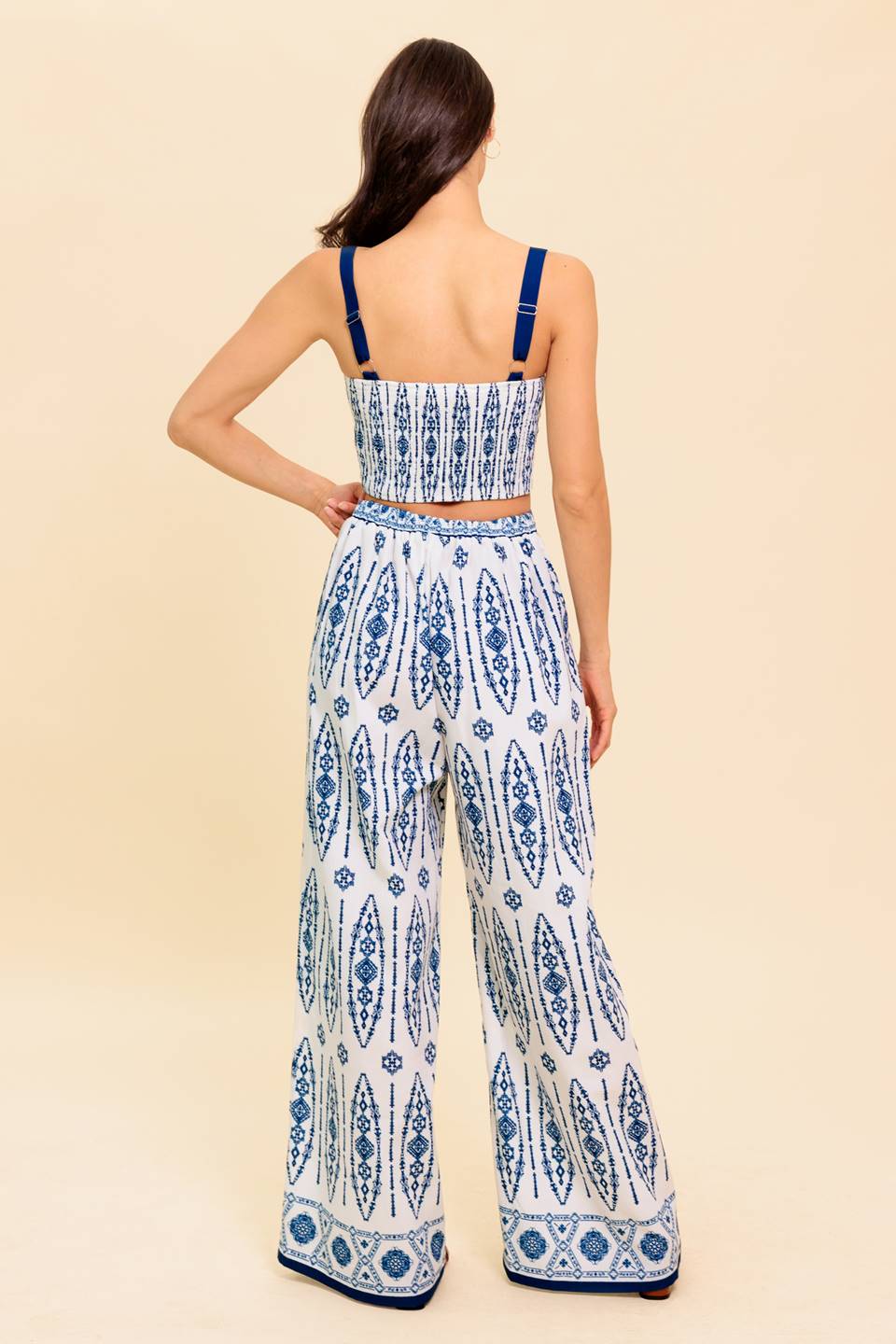 Conjunto de blusa e calça em tecido azul-marinho com abordagem moderna