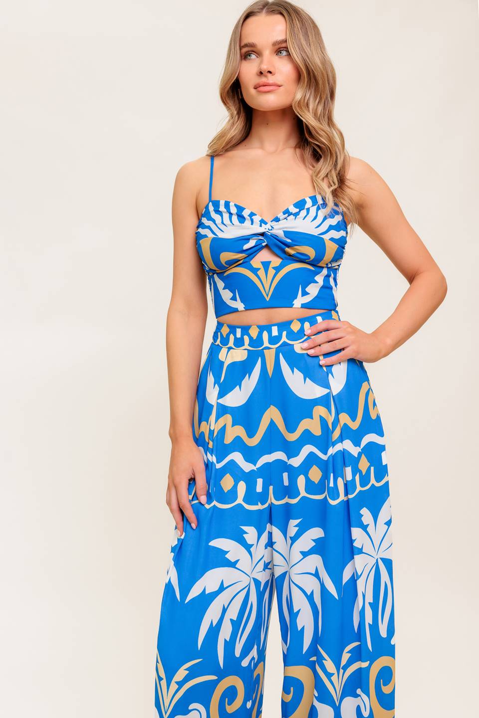 Conjunto de top corto y pantalón tejido azul noche