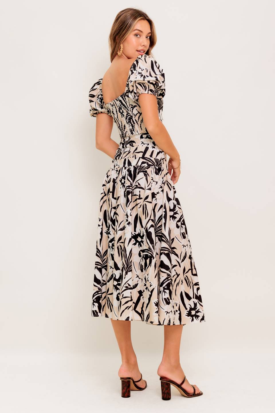 Conjunto de blusa e saia em tecido plano Neutral Zone