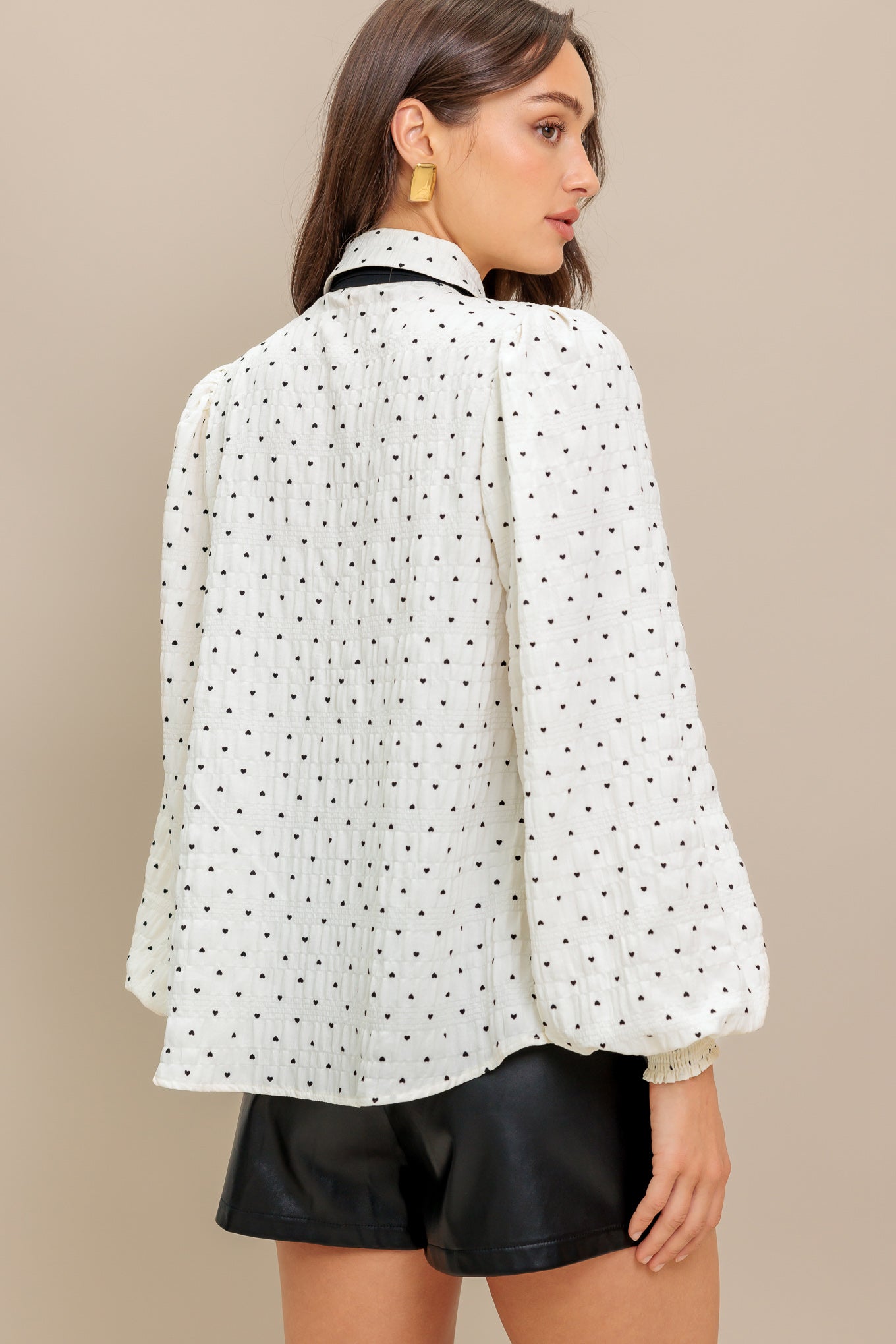 TOP TEJIDO MARFIL CON PESTAÑA ROMÁNTICA