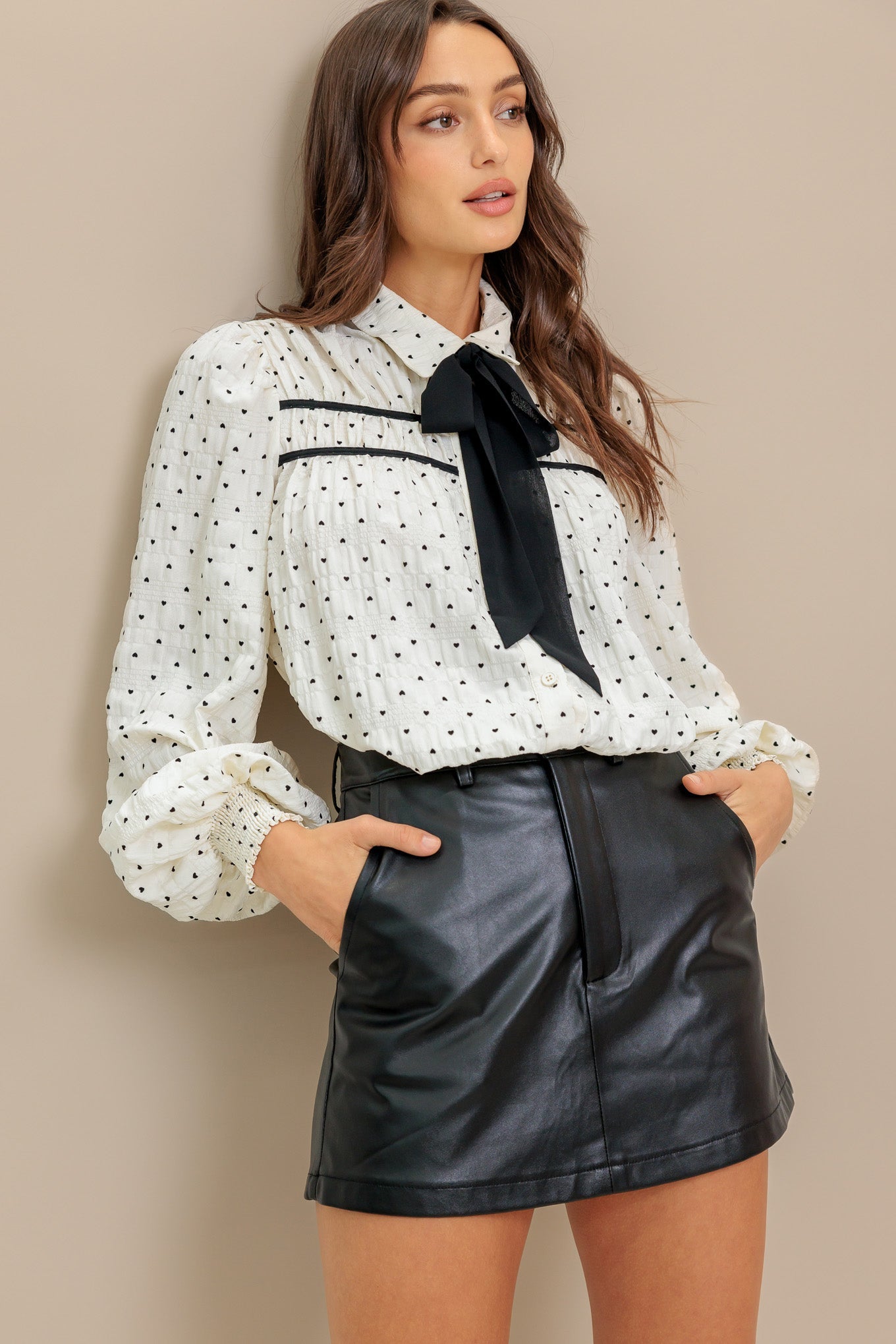 TOP TEJIDO MARFIL CON PESTAÑA ROMÁNTICA