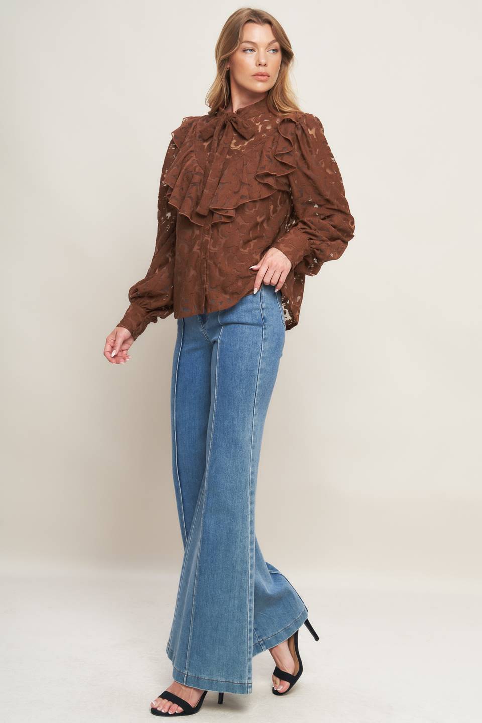 TOP DE ENCAJE TEJIDO EN TONO ROMÁNTICO