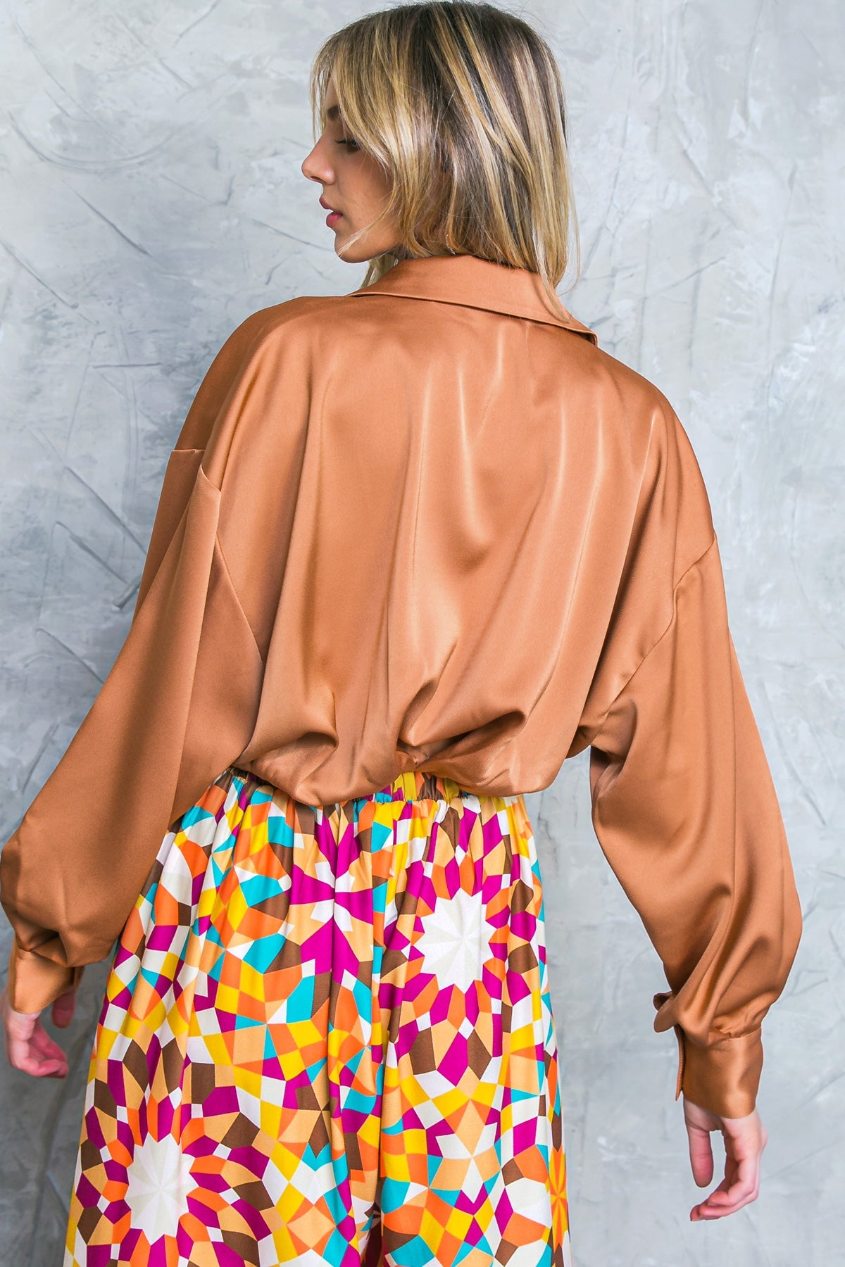 BLUSA Tecida com Movimentos Graciosos