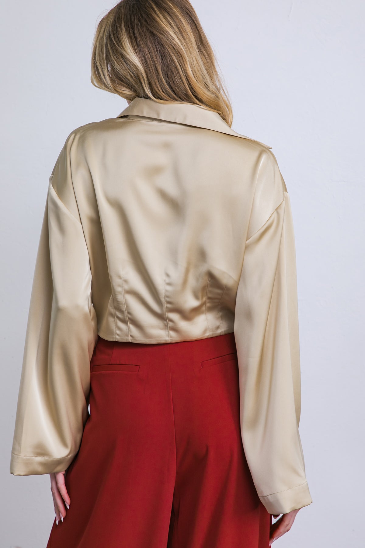 BLUSA DE CETIM TECIDO COM CHARME PODEROSO