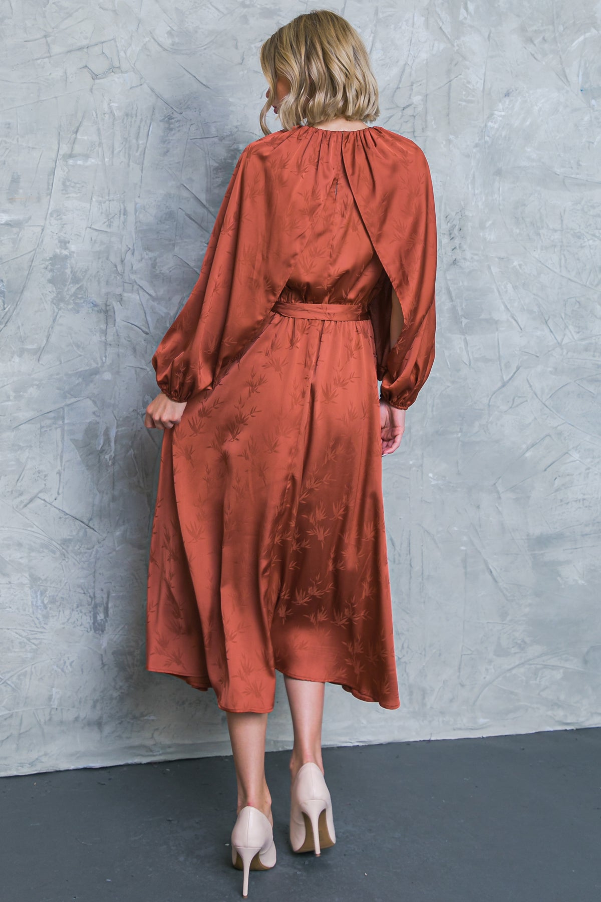 VESTIDO MIDI DE SATÉN: EL PROGRESO SOBRE LA PERFECCIÓN