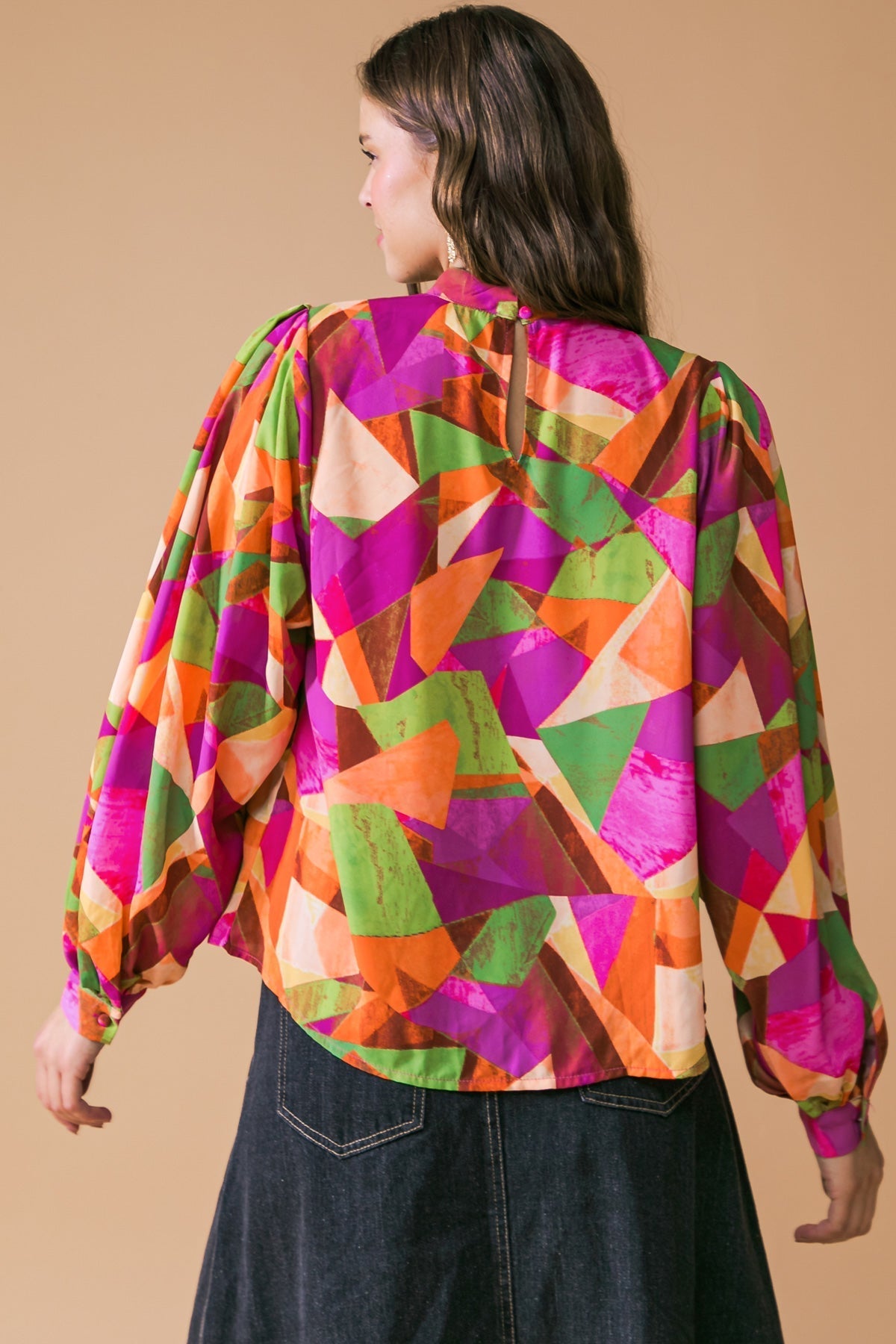 BLUSA TECIDA COM OLHADA PARA O FUTURO