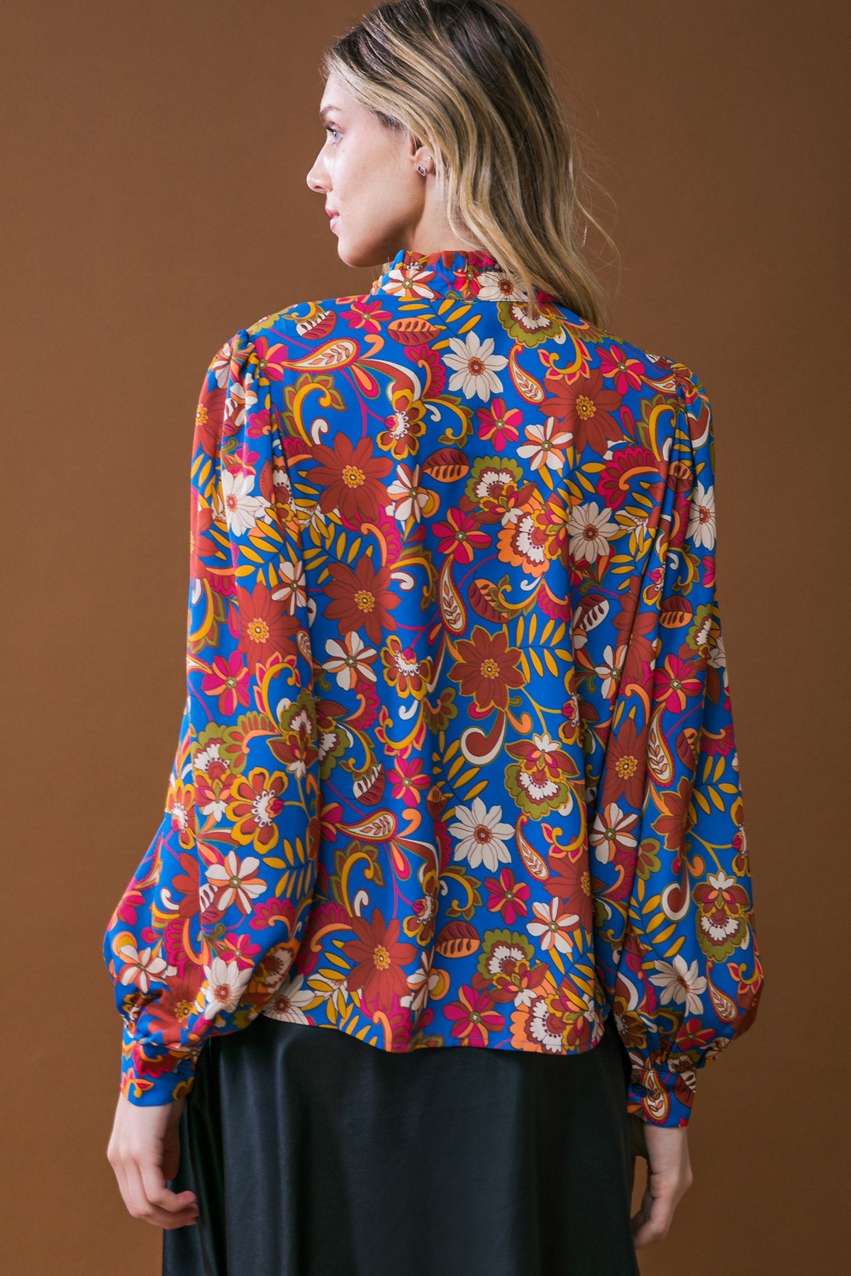 IMPRESSIONANTE BORDADO FLORIDO