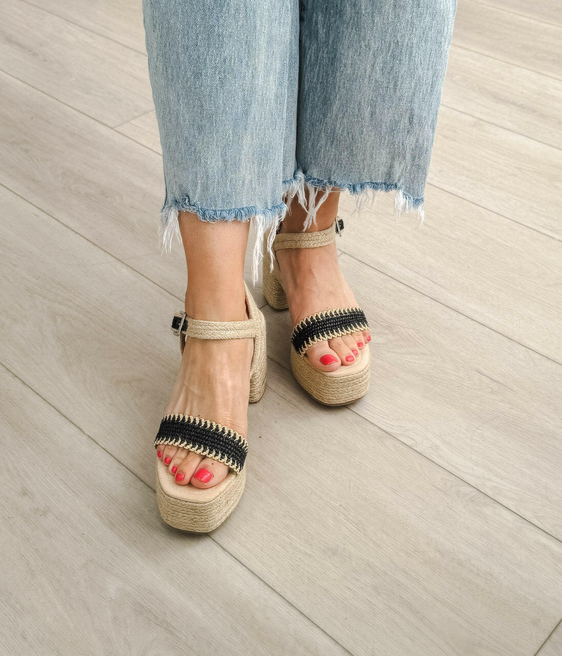 Elise Wedge in Black.