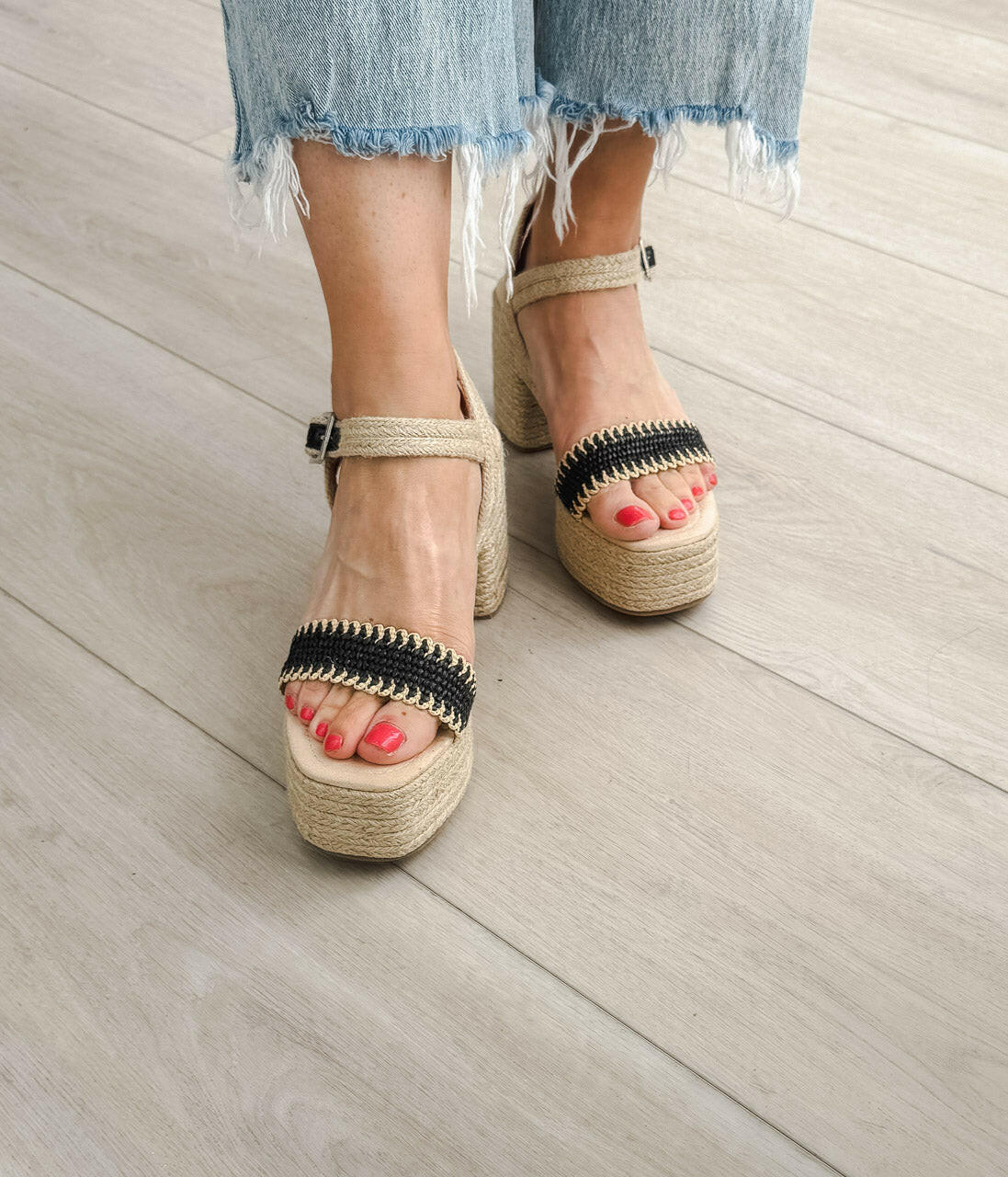 Elise Wedge in Black.