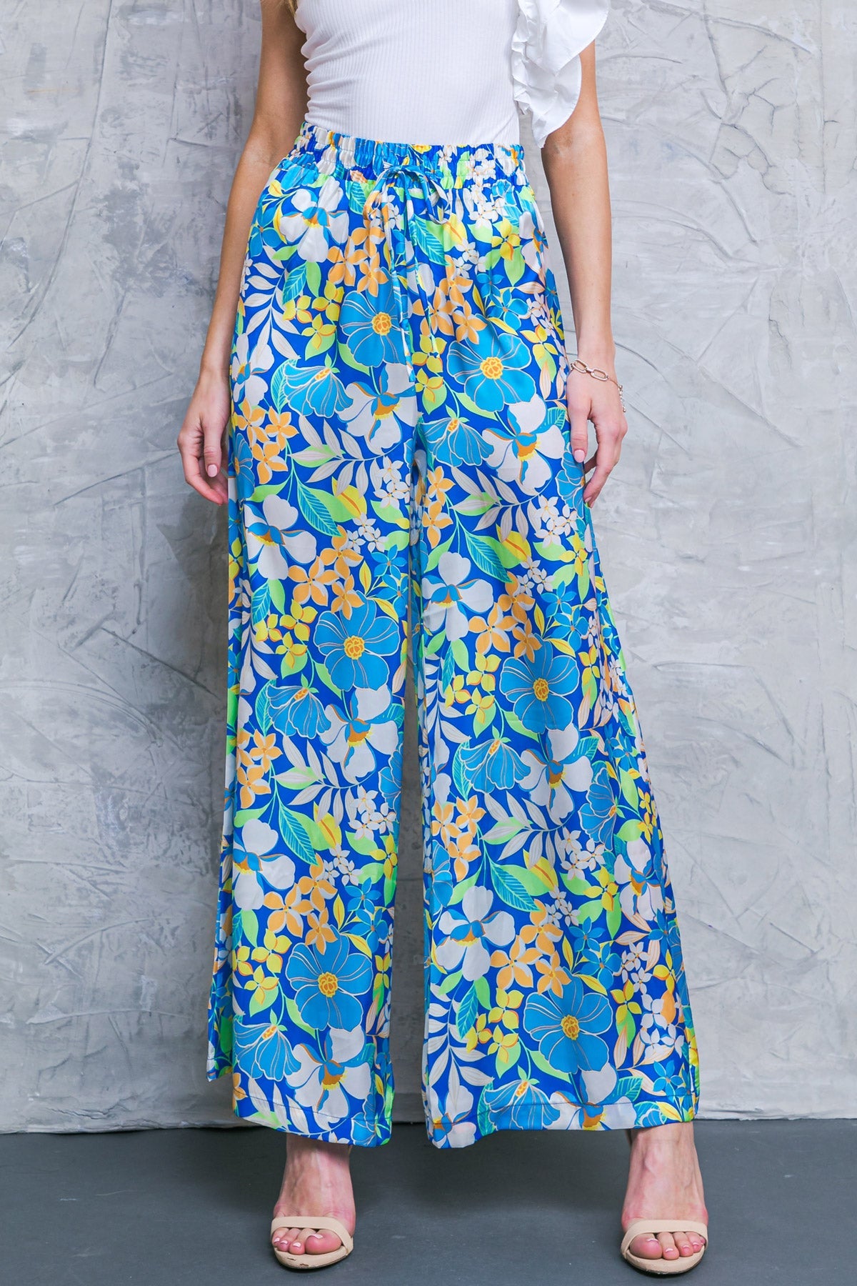 DESFILE COM CALÇAS DE TECIDO RESISTENTE