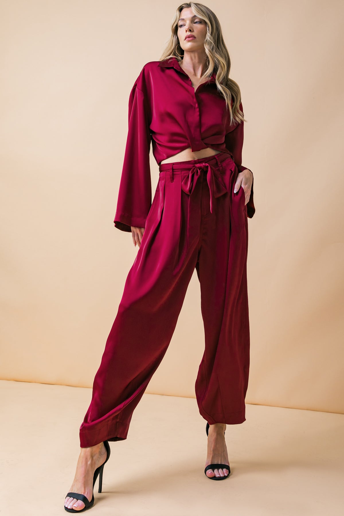 BLUSA DE CETIM TECIDO COM CHARME PODEROSO