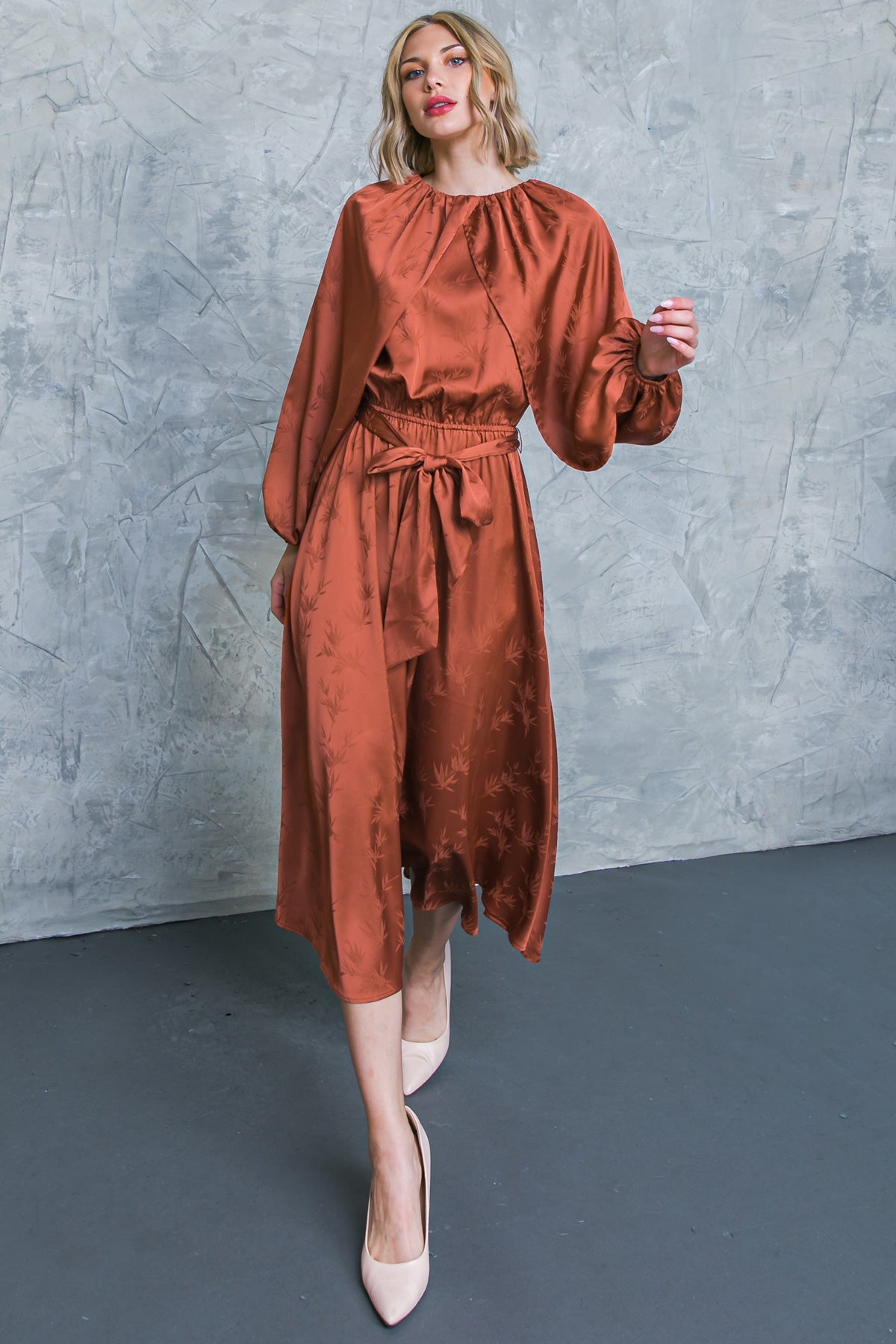 VESTIDO MIDI DE SATÉN: EL PROGRESO SOBRE LA PERFECCIÓN