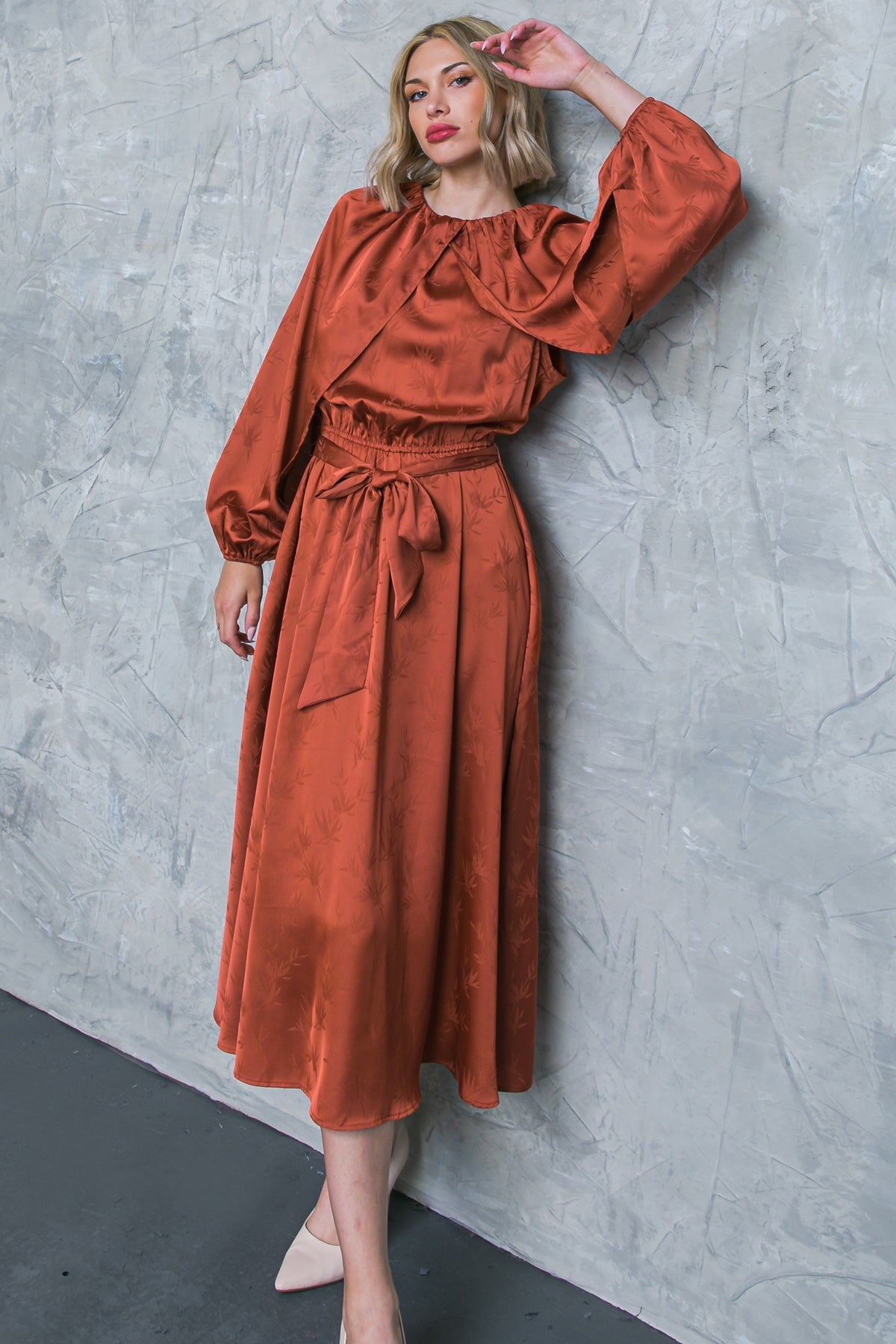 VESTIDO MIDI DE SATÉN: EL PROGRESO SOBRE LA PERFECCIÓN