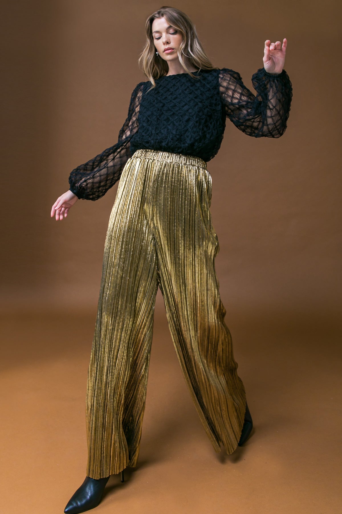 PANTALONES TEJIDOS CON BESO EN EL COLUMPIO DEL PORCHE