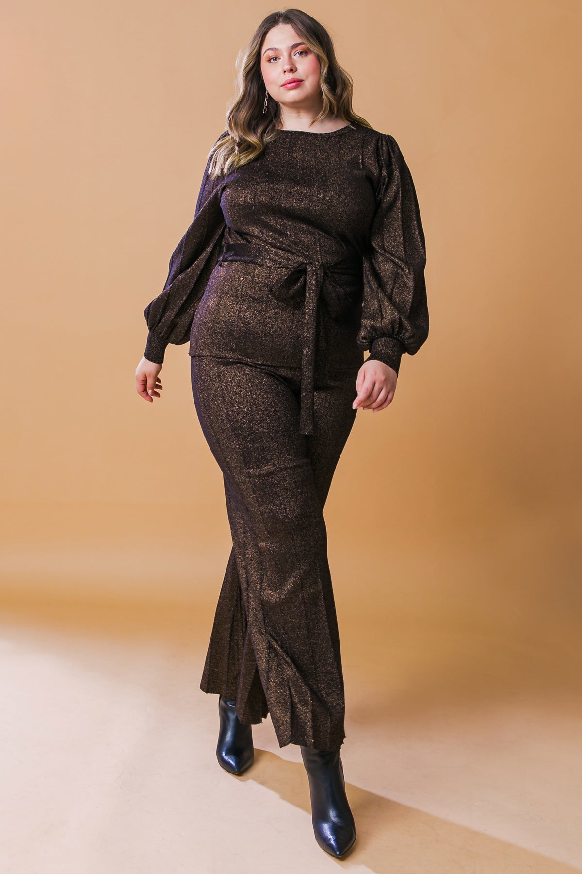 Conjunto deslumbrante de suéter metálico Stance, composto por blusa e calça.