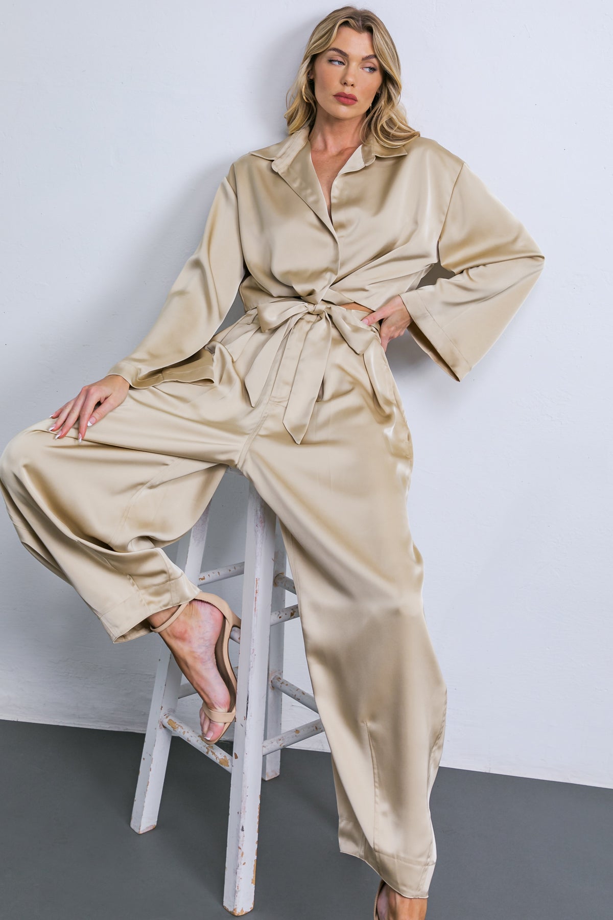 BLUSA DE CETIM TECIDO COM CHARME PODEROSO