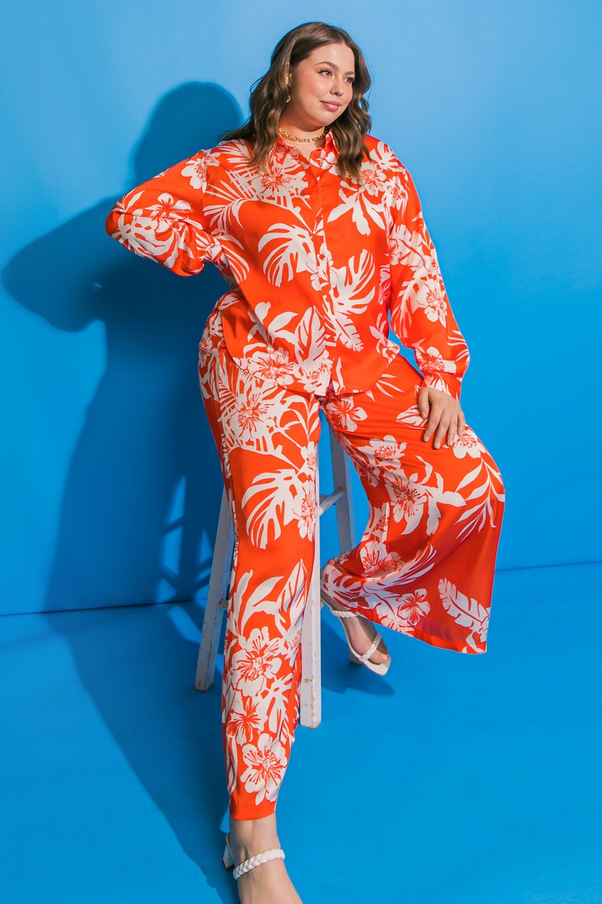 CALÇAS DE CETIM COM ESTAMPA FLORAL