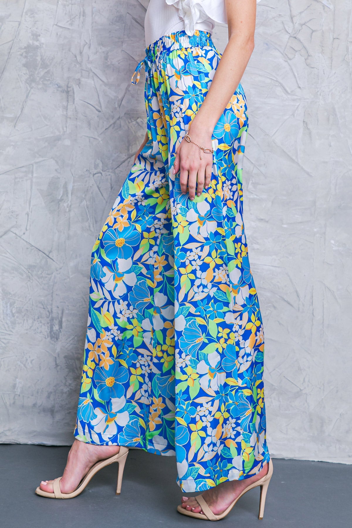 DESFILE COM CALÇAS DE TECIDO RESISTENTE