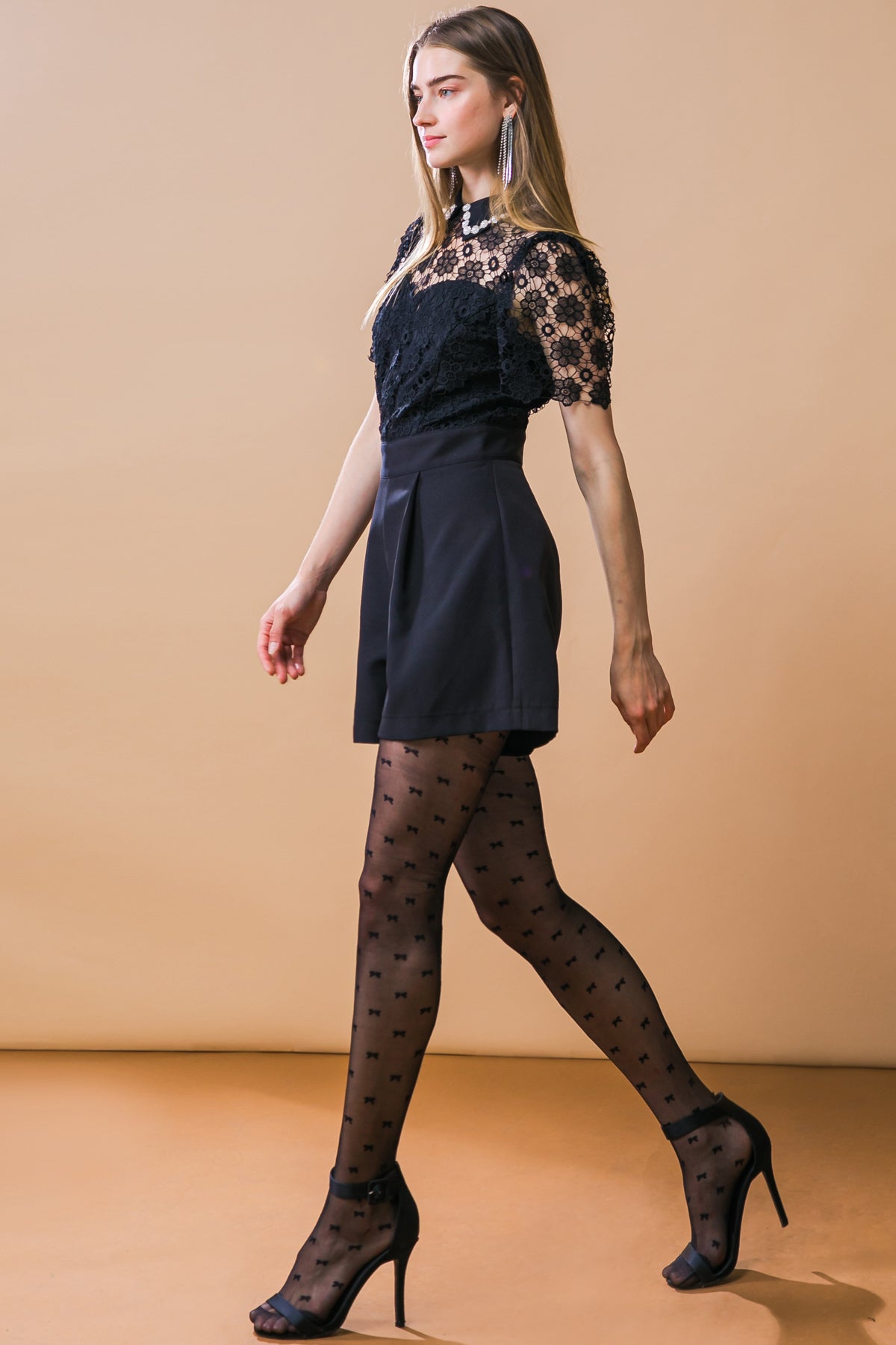 ELLA ES TODO ESE MONO TEJIDO