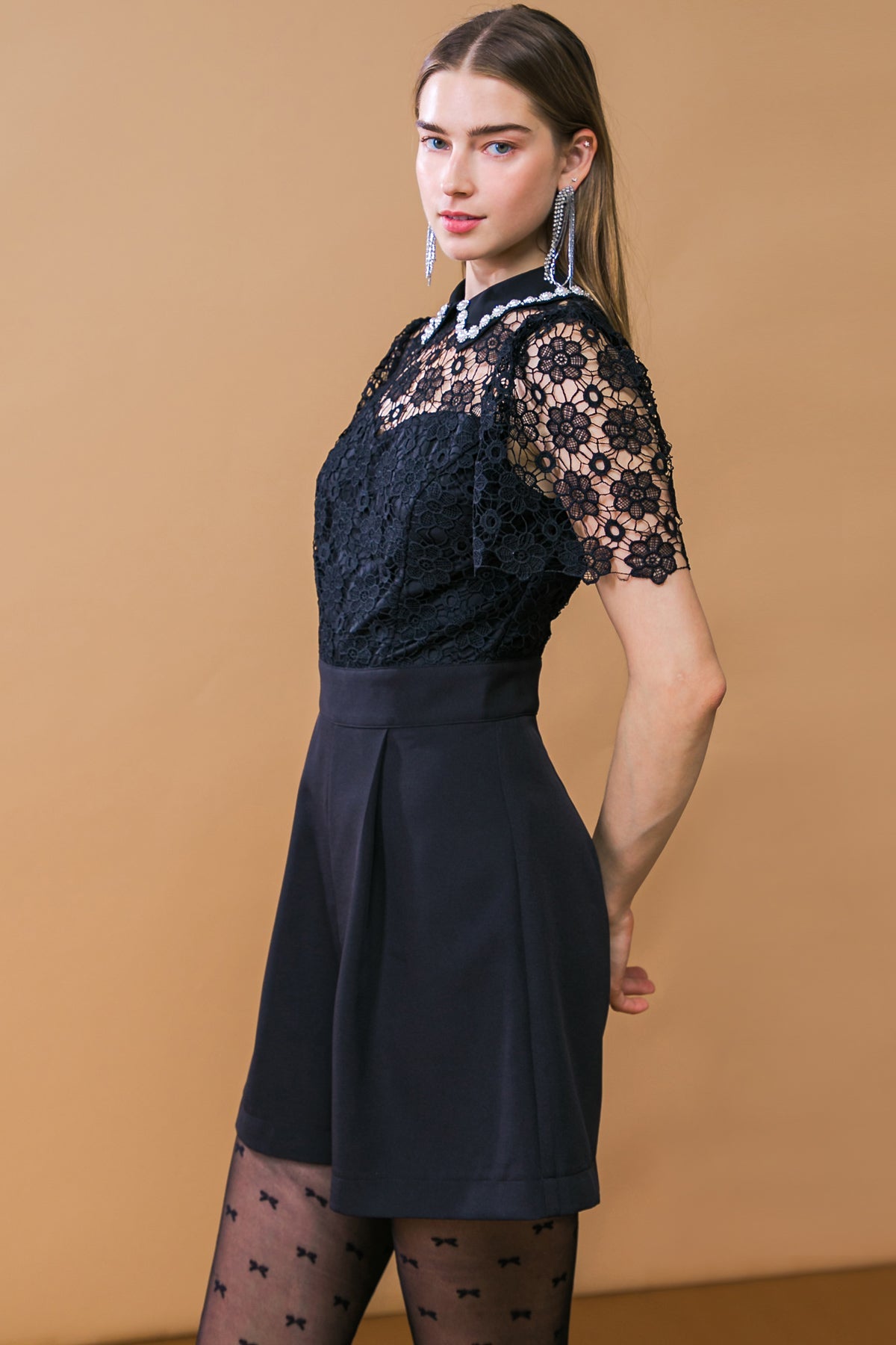 ELLA ES TODO ESE MONO TEJIDO