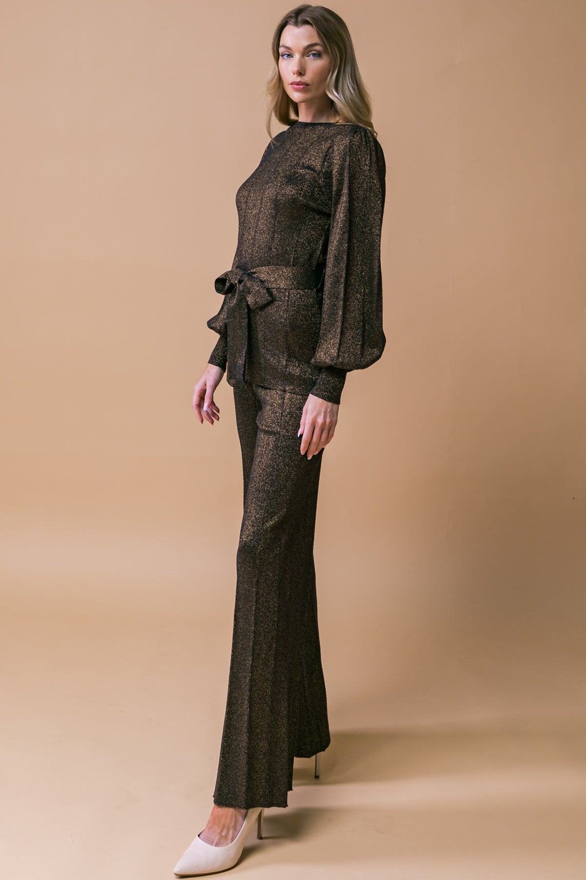 Conjunto deslumbrante de suéter metálico Stance, composto por blusa e calça.