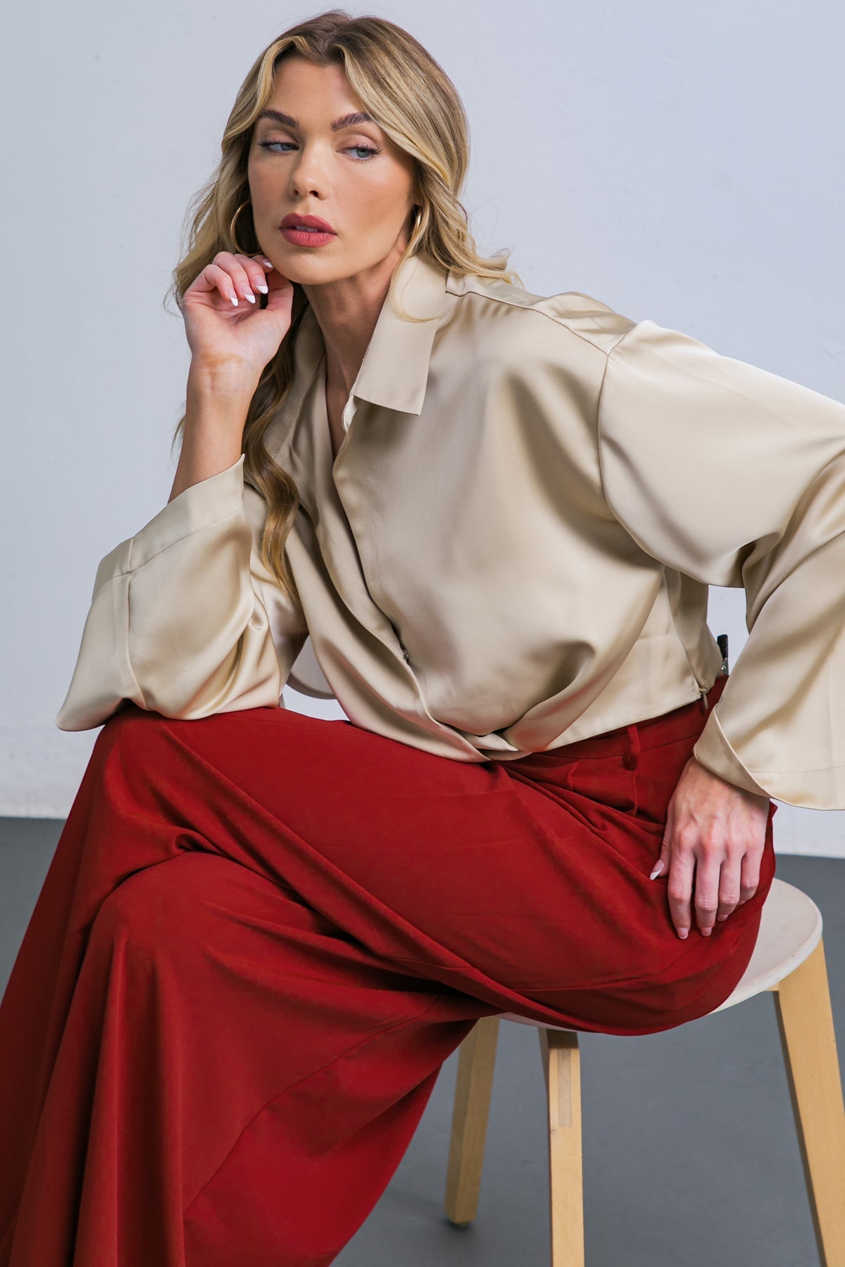 BLUSA DE CETIM TECIDO COM CHARME PODEROSO