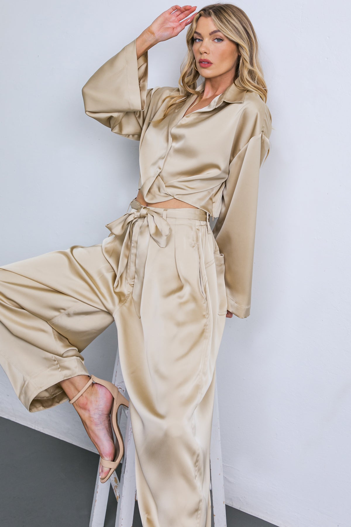 BLUSA DE CETIM TECIDO COM CHARME PODEROSO