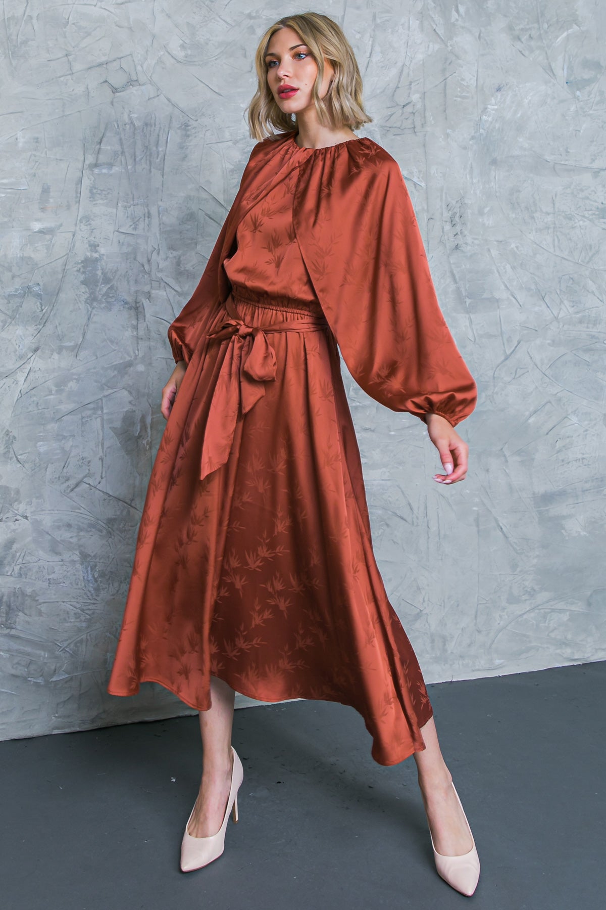 VESTIDO MIDI DE SATÉN: EL PROGRESO SOBRE LA PERFECCIÓN