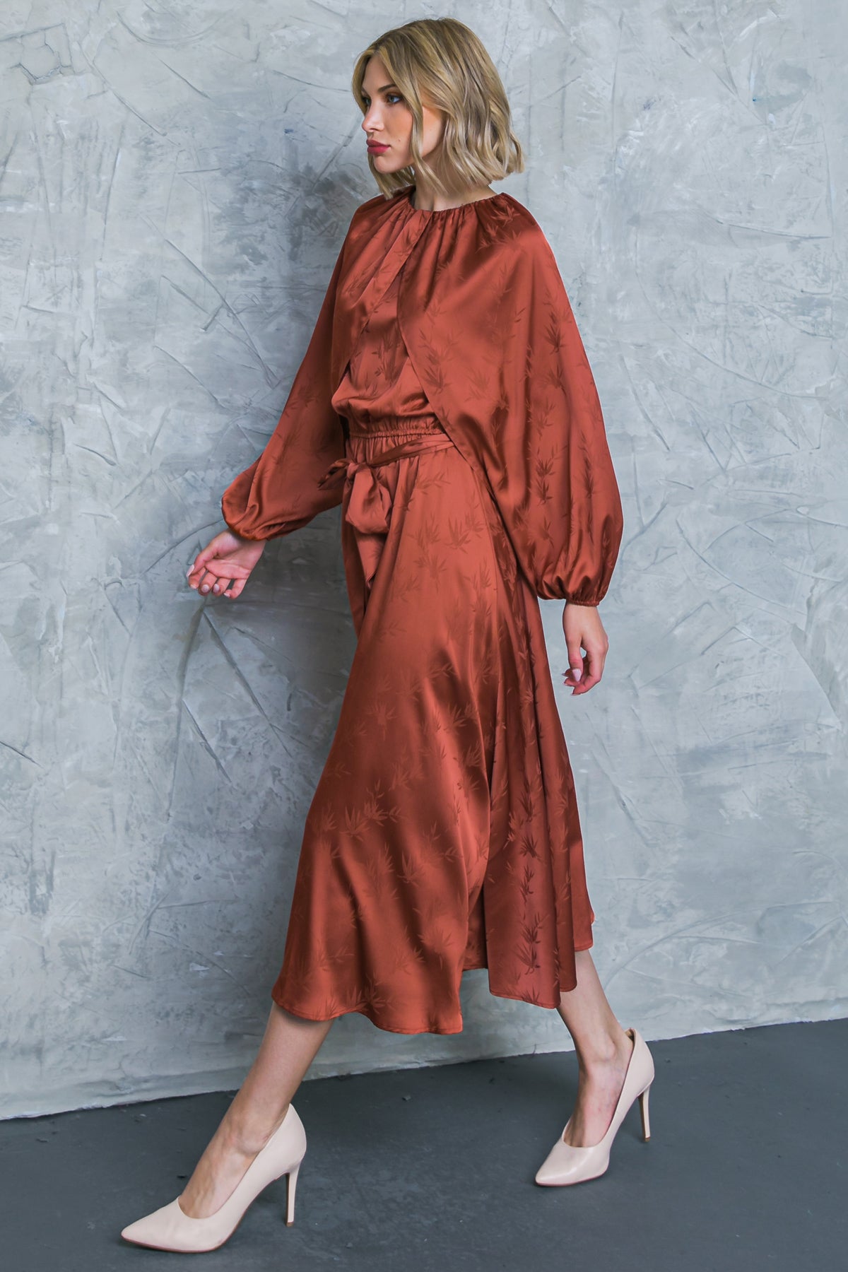 VESTIDO MIDI DE SATÉN: EL PROGRESO SOBRE LA PERFECCIÓN